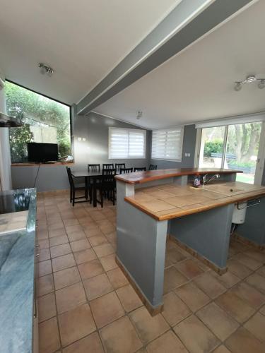 une cuisine avec un comptoir et une salle à manger dans l'établissement Maison de campagne, à Lançon-Provence