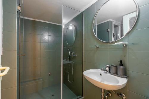 Casa Vibrant - Colorful 2Br Apt with Balcony in Koukaki