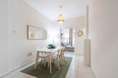 Casa Vibrant - Colorful 2Br Apt with Balcony in Koukaki