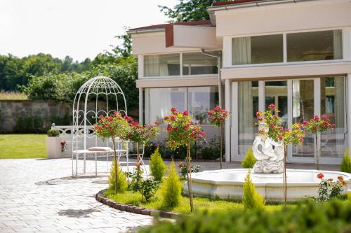 a garden with a fountain and a gazebo at Schlosshotel Wilhelmsthal in Schäferberg