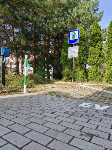 a sign on the side of a brick road at Wynajem Pokoi Villa Kofeina in Gdańsk