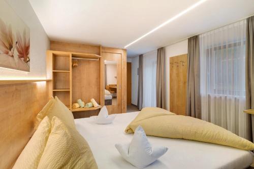 a bedroom with two beds in a room at Bed and Breakfast Ederhof in San Giacomo