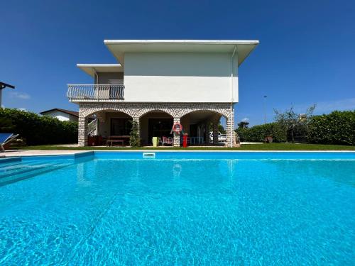 ein Haus mit einem Swimmingpool vor dem Haus in der Unterkunft Villa Marina - Risveglio Vista Lago con Piscina in San Martino della Battaglia