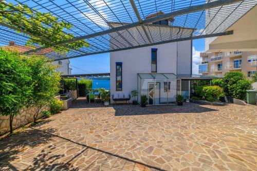 Mit tollem Pool nur 100 Meter zum Strand