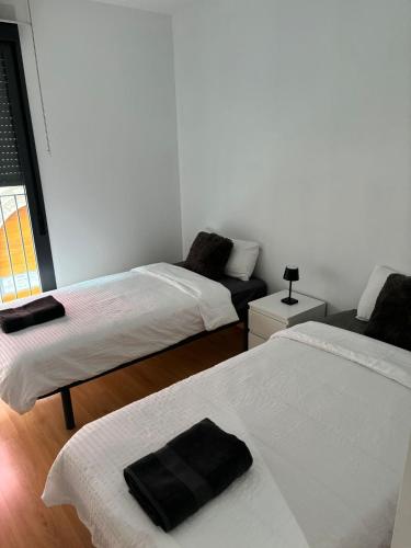 a bedroom with two beds and a couch at Casa Mercaderes in Logroño