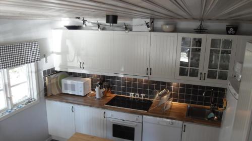 Kuchyň nebo kuchyňský kout v ubytování Havsnära drömboende, Gotland