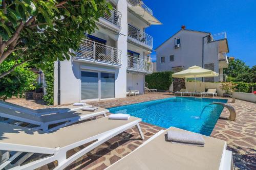 Nur 100 Meter zum Strand mit Pool