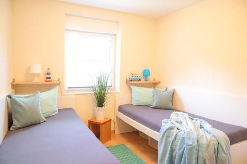 Postel nebo postele na pokoji v ubytování Ferienhaus Strandkorb