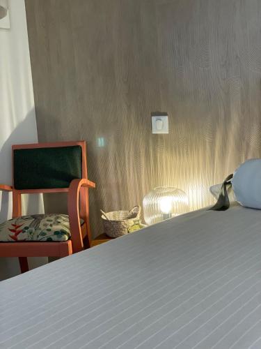Ένα ή περισσότερα κρεβάτια σε δωμάτιο στο À l ombre des chênes