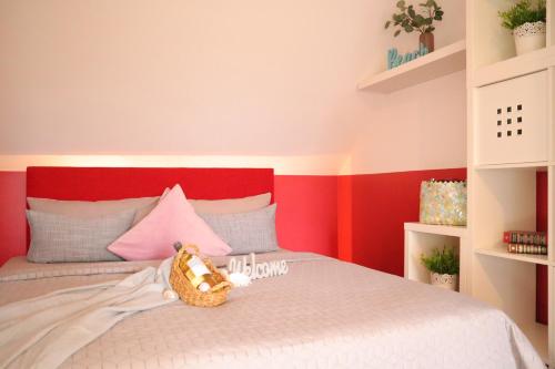 a bedroom with a bed with a red wall at Ferienwohnung Helgoland in Dorum Neufeld