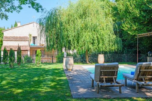 une cour avec deux chaises et un arbre dans l'établissement Mas Gaffet, à Saint-Rémy-de-Provence