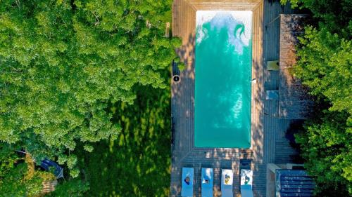 - une vue sur la piscine située dans une forêt dans l'établissement Mas Gaffet, à Saint-Rémy-de-Provence
