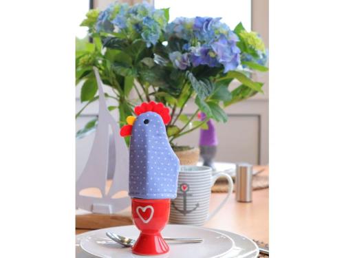 a rooster bottle on a plate with a vase with flowers at Watt´n Ruh in Cappel-Neufeld
