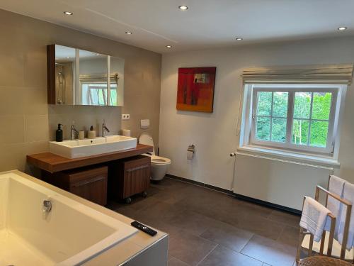 Koupelna v ubytování ღLIBORIA I Als Gruppe in Uffing I 4 min zum See I Sauna