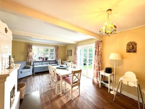 a living room with a table and a dining room at Altes Standesamt Familienwohnung in Oldsum