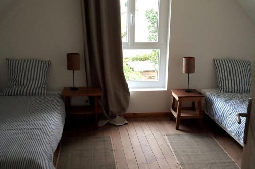 En eller flere senge i et værelse på A Carolles, maison idéale pour des vacances Nature