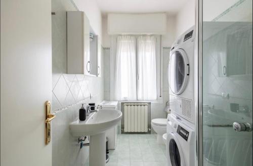 ein weißes Badezimmer mit Waschbecken und Toilette in der Unterkunft Formigine - [Motor Valley-Homes] in Formigine