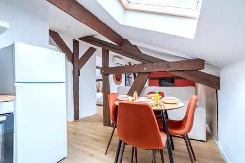 une cuisine et une salle à manger avec une table et des chaises dans l'établissement Appartement proche Paris 13ème arrondissement - II, à Ivry-sur-Seine