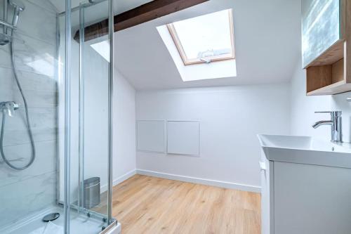 une salle de bain avec douche et lavabo dans l'établissement Appartement proche Paris 13ème arrondissement - II, à Ivry-sur-Seine