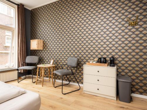 a bedroom with a wall with a patterned wallpaper at The Disco Duck - 15 guests - city centre Zwolle in Zwolle