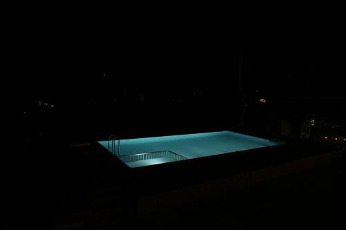 La alberca dentro o cerca de Highrange Villas