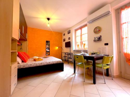 ein Schlafzimmer mit einem Bett und einem Tisch und Stühlen in der Unterkunft ZenHouse - Nel cuore del centro storico di Torino in Turin