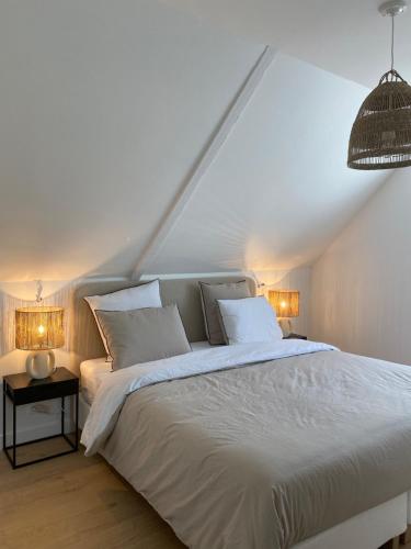 - une chambre avec un lit blanc et 2 lampes dans l'établissement KERVAG Cote émeraude Magnifique Maison à 5 min des plages 3 chb, à Dinard