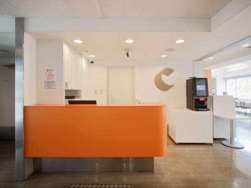 an orange counter in a room with a tv at Comfort Inn Munakata in Munakata