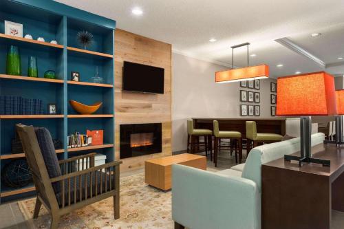 a living room with a fireplace and a dining room at Country Inn & Suites by Radisson, Austin North Pflugerville , TX in Round Rock