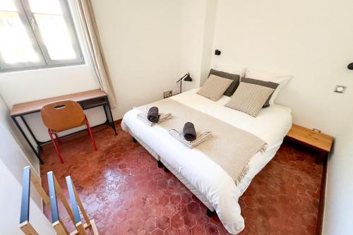 En eller flere senge i et værelse på AC - Private Exterior - Duplex Quartier des Artistes