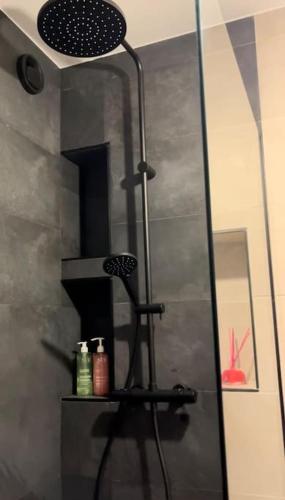 une douche dans une salle de bain avec un miroir dans l'établissement Studio neuf à 5 min plages et gare, à Vallauris