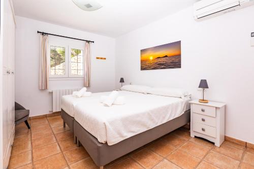 Ένα ή περισσότερα κρεβάτια σε δωμάτιο στο Charming villa with pool, Can Toni Mateu.