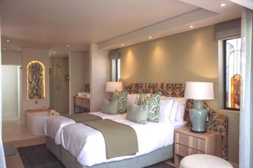 Katil atau katil-katil dalam bilik di Le Petit Manoir Boutique Hotel