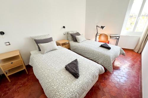 En eller flere senge i et værelse på AC - Private Exterior - Duplex Quartier des Artistes