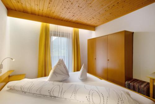 a bedroom with a white bed and a window at Bed and Breakfast Ederhof in San Giacomo