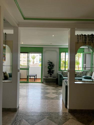 a living room with a couch and a table at Luxueux appartement avec vue mer & piscine in Martil