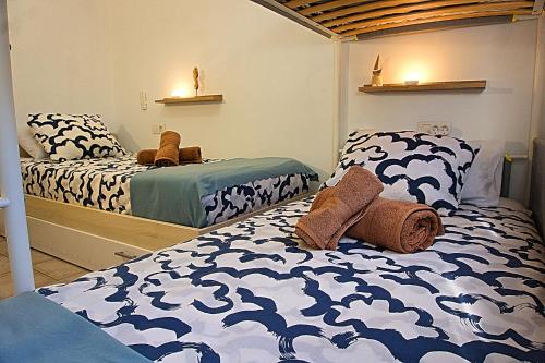 ein Schlafzimmer mit zwei Betten in Blau und Weiß in der Unterkunft Apartamento,BBQ, cerca del mar in Charco del Pino