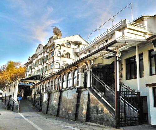 Bangunan di mana terletaknya aparthotel ini