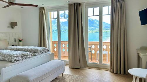 Postel nebo postele na pokoji v ubytování Boutique Hotel Niesenblick - direkt am Thunersee gelegen mit SELF CHECK IN & digitaler Rezeption