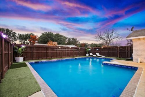 a swimming pool in a yard with a fence at Luxurious 5BR 2BA Holiday Home with Pool, Grill, Sauna & Game Room in The Colony