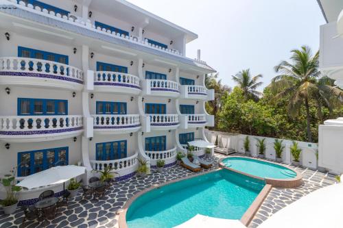 ein Blick auf das Hotel vom Pool aus in der Unterkunft Azalea by Stone Wood Premier in Varca