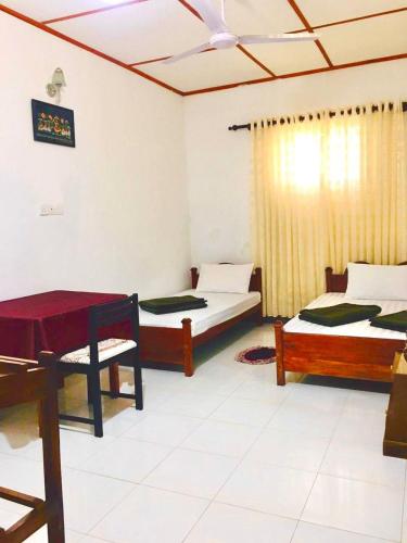 Una cama o camas en una habitación de LeafStone Guest