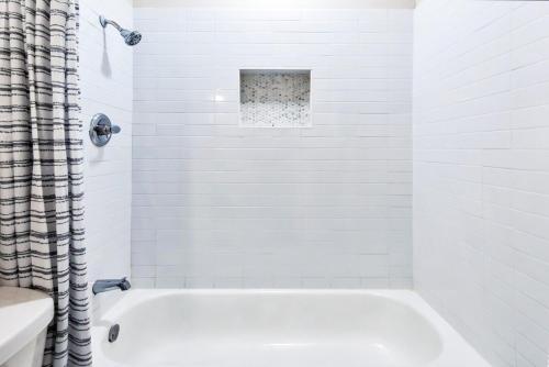 Ένα μπάνιο στο Front Lake Holiday 2BR 1BA Guest Home with Hot Tub