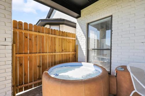 Φωτογραφία από το άλμπουμ του Front Lake Holiday 2BR 1BA Guest Home with Hot Tub σε Rowlett