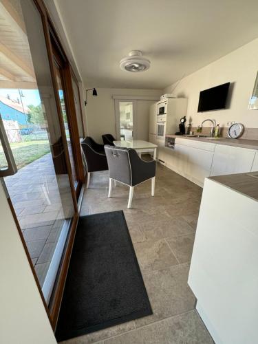 a kitchen and living room with a table and chairs at Gästehaus Auszeit in Riesa