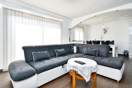 Posedenie v ubytovaní Apartman Lavanda sa bazenom i okućnicom 4*