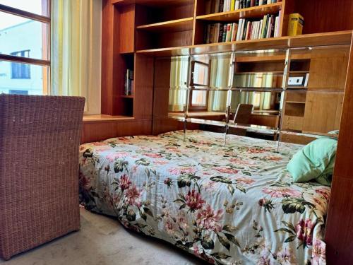 a bedroom with a bed with a floral bedspread at Haus mit Pool im Herzen Bochums in Bochum