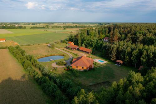 Dworek Ogrodniki, całoroczny dom na wyłączność, basen, sauna, las, staw rybny, altana grillowa, ognisko, pianino, kominek, piec chlebowy, duża ogrodzona posesja