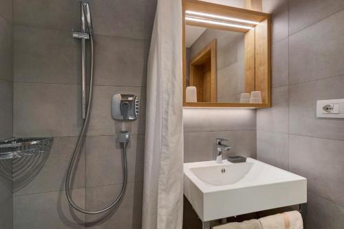a bathroom with a sink and a shower with a shower at Bed and Breakfast Ederhof in San Giacomo