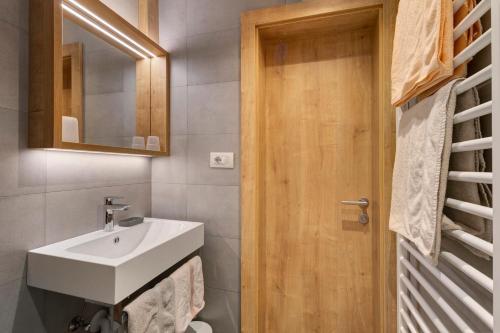 a bathroom with a sink and a mirror at Bed and Breakfast Ederhof in San Giacomo